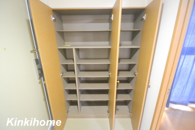 玄関　写真は別のお部屋です。※現況を優先します