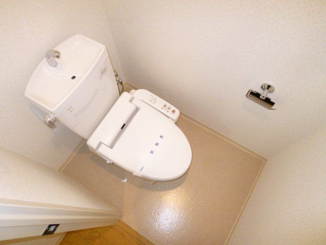 トイレ　温水洗浄便座付きトイレです。