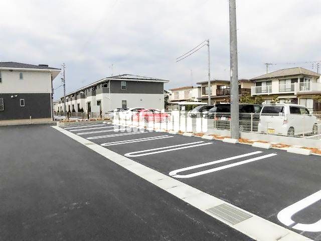 駐車場　広々とした駐車スペース。