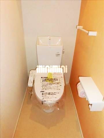 トイレ　温水洗浄便座完備です。