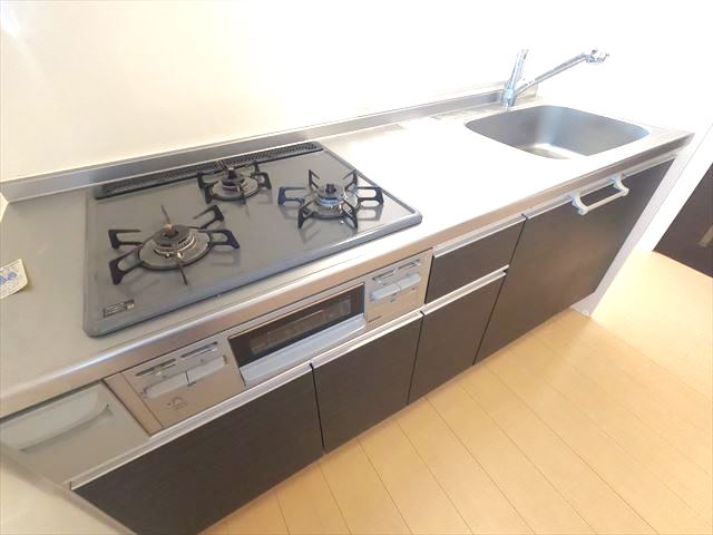 キッチン　3口ガスコンロ付き、人気のカウンターシステムキッチン