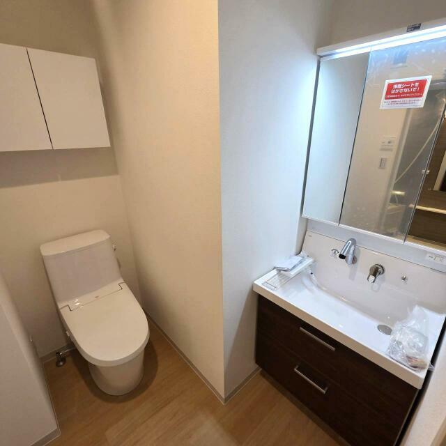 春風と窓辺のカプチーノのトイレ写真