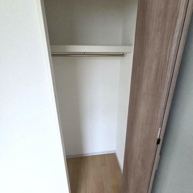 春風と窓辺のカプチーノの内装写真