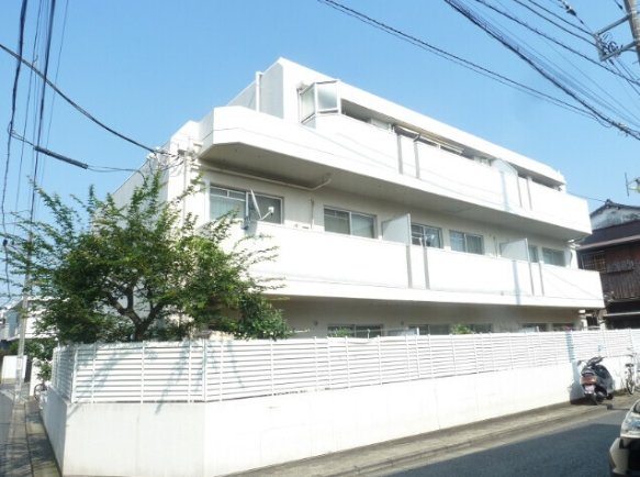 建物外観　鉄筋コンクリート造のがっちりとした建物。