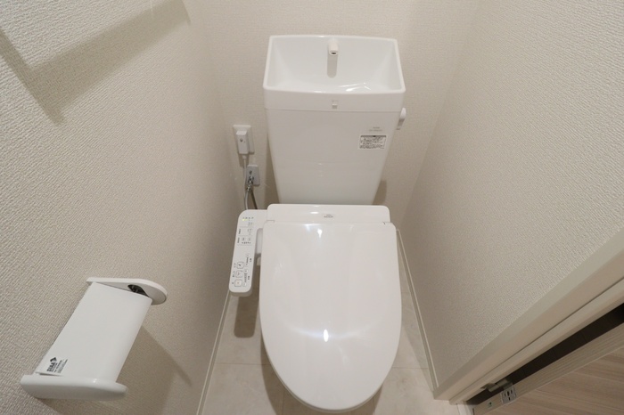 トイレ　もちろん温水洗浄暖房便座です