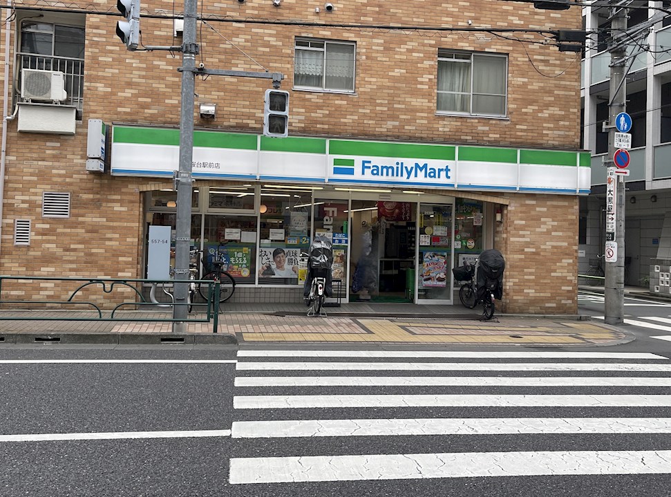 コンビニ　ファミリーマート 桜台駅前店（コンビニ）まで208m
