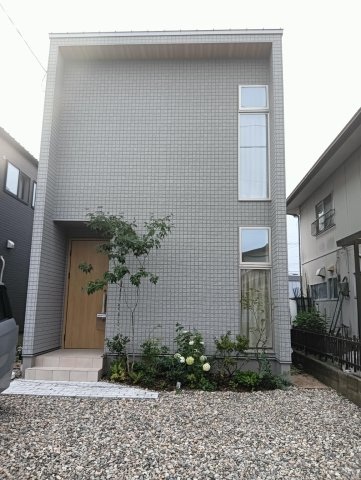 建物外観　玄関左に立水栓完備、建物北側のスペースは自由に使用できます。