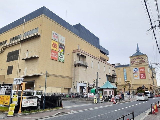 ショッピングセンター　ポップタウンオペラパーク店様（ショッピングセンター）まで1050m