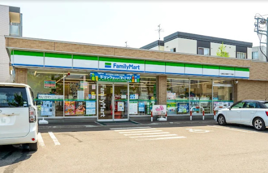 コンビニ　ファミリーマート 札幌北8条東17丁目店（コンビニ）まで593m