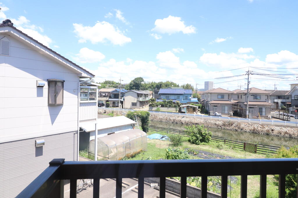 バルコニー　バルコニーからは手城川を見ることができます