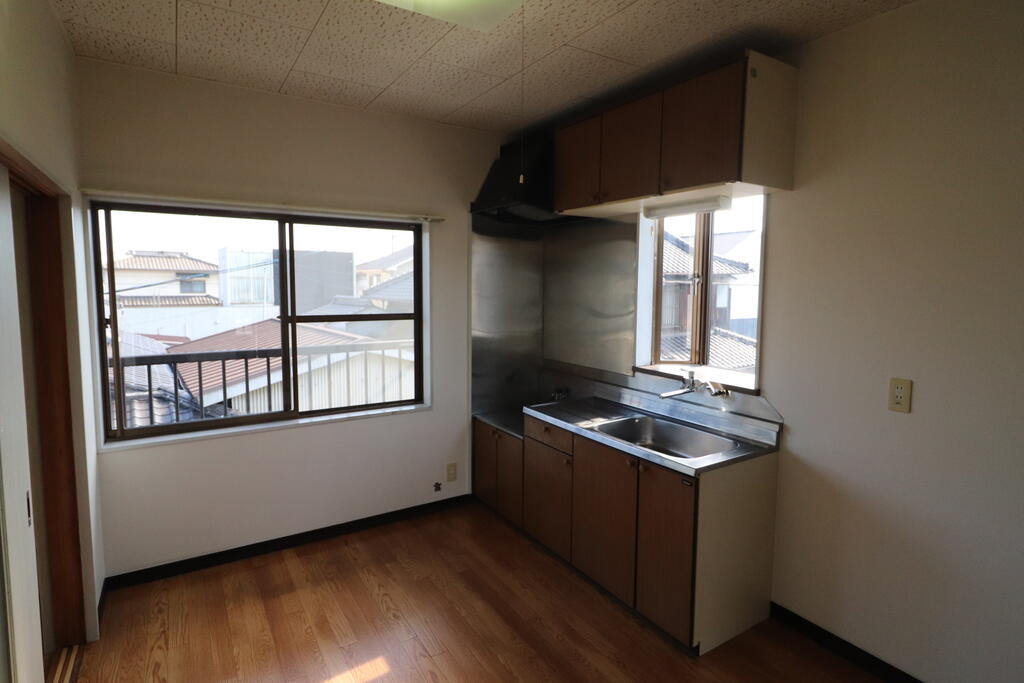 居室・リビング　南向きの御部屋です。エアコン、照明、室内物干機付です。