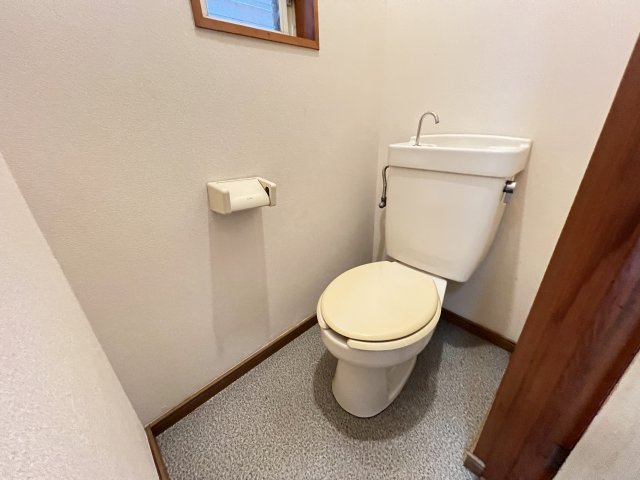 トイレ　きれいなトイレになります。※原状回復前の写真です