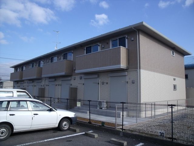 建物外観　明るい雰囲気の色合いです