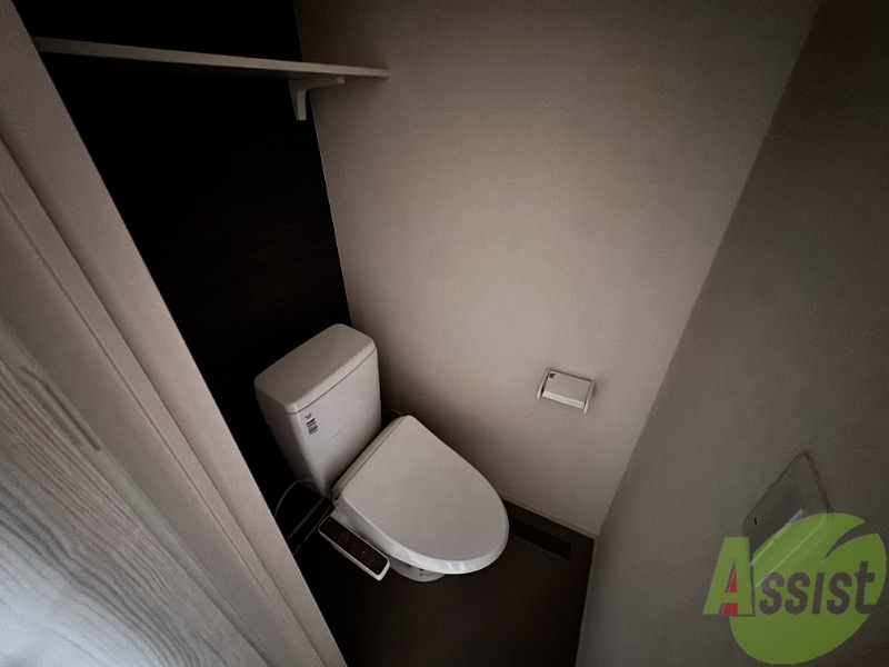 トイレ　こちらはトイレです。ピカピカなトイレで、気持ちも良いですね。