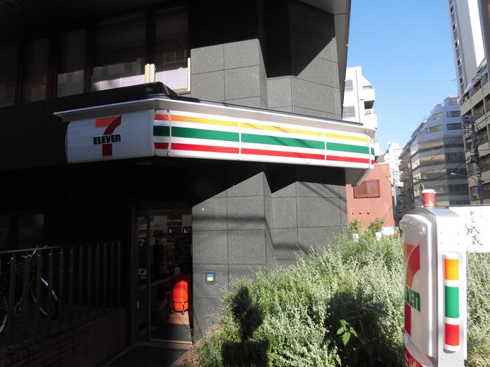 コンビニ　セブンイレブン 新宿御苑前本通り店（コンビニ）まで305m