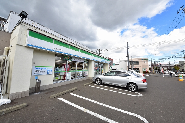 コンビニ　ファミリーマート札幌西岡3条店（コンビニ）まで548m