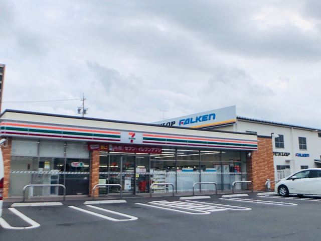コンビニ　セブンイレブン（コンビニ）まで740m