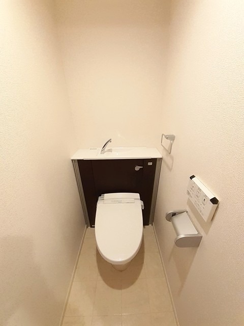 トイレ　温水洗浄便座です。