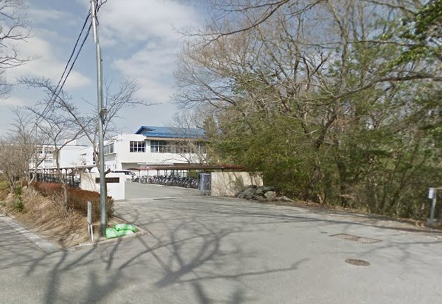 中学校　三田市立八景中学校（中学校）まで628m