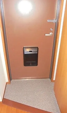 玄関　別部屋の画像を使用しております。