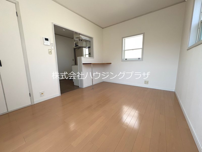 居室・リビング　窓が多く明るいお部屋です♪