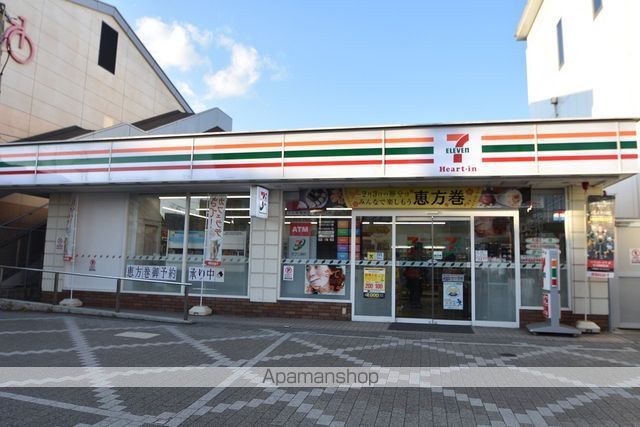 コンビニ　セブンイレブン（コンビニ）まで302m