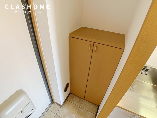 玄関　同物件の別部屋になります。