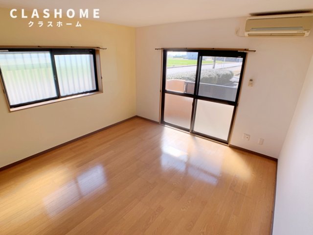居室・リビング　同物件の別部屋になります。