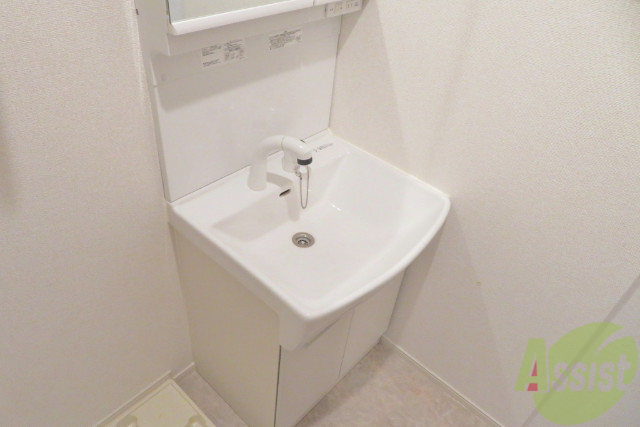洗面設備　独立洗面がついて、忙しい朝でも快適ですね。