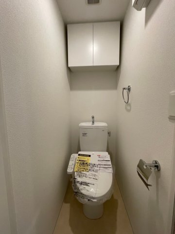 トイレ　ちょっとした収納スペースも充実しています