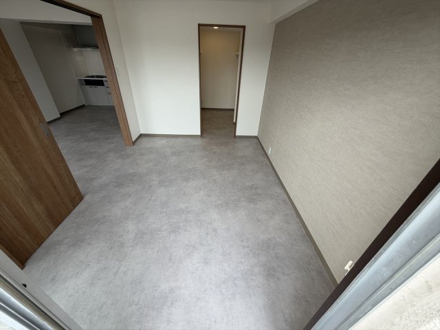 その他　リビング横の洋室です