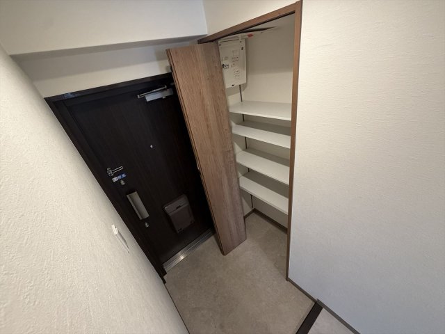 玄関　玄関収納付き