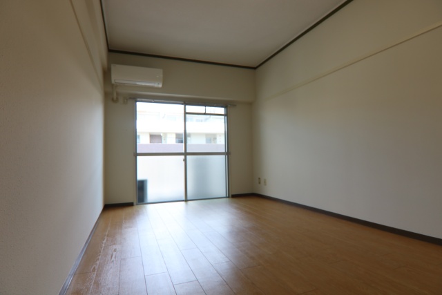ダイコウビルの居間写真