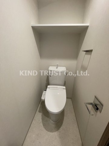 トイレ　落ち着いた色調のトイレです
