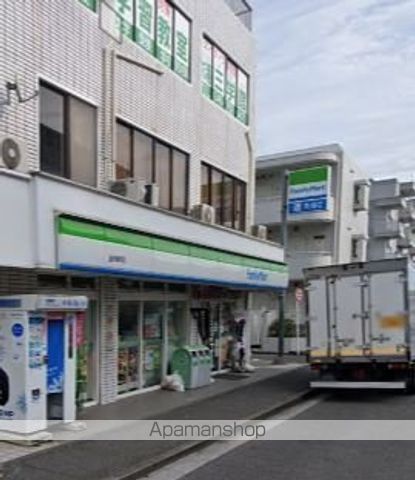 コンビニ　ファミリーマート（コンビニ）まで577m