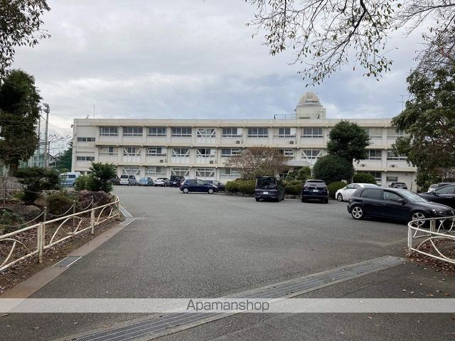中学校　鷹岡中学校（中学校）まで632m