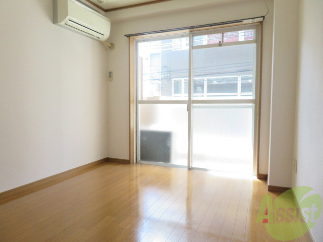 居室・リビング　６帖の広々として使いやすそうなお部屋でございます。