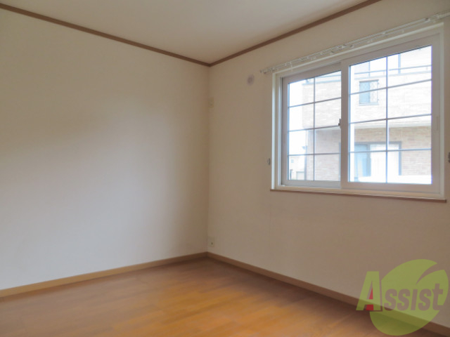 その他部屋・スペース　６．０帖の洋室です。大きな窓が印象的なお部屋です。
