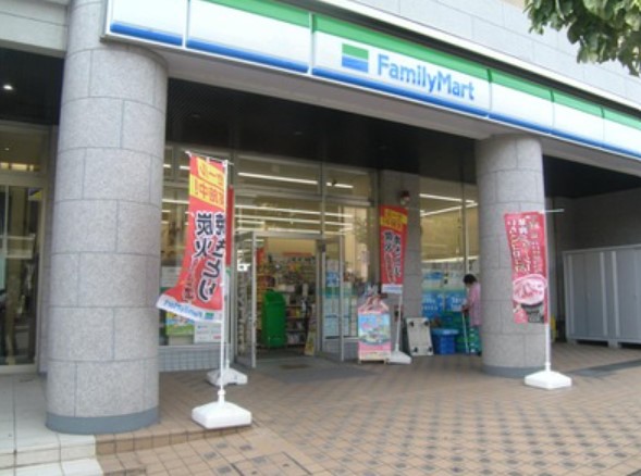 コンビニ　ファミリーマート市が尾駅前店（コンビニ）まで320m