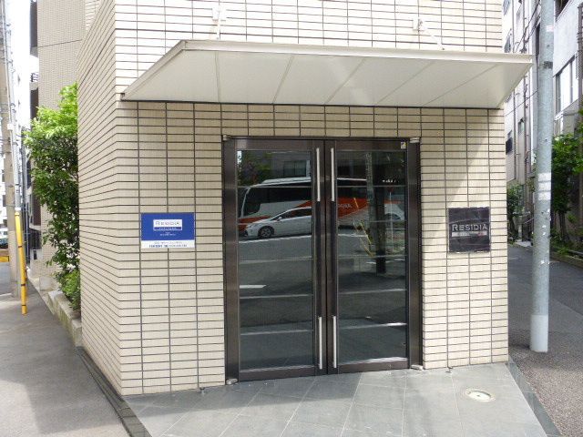 エントランス　落ち着いたエントランスです