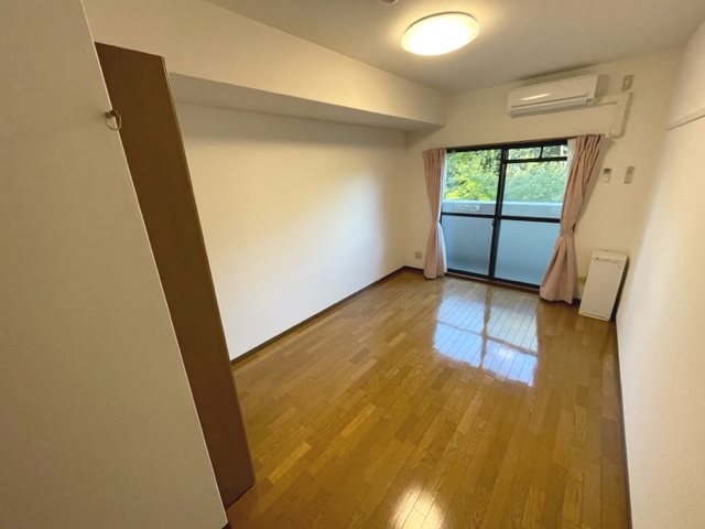 居室・リビング　広々洋室８帖のお部屋です☆2022.11.04撮影
