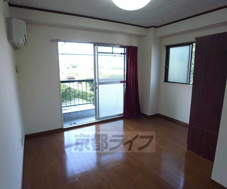 居室・リビング　風通しの良いとても明るいお部屋です。