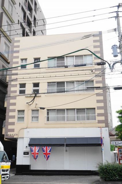 建物外観　１Ｆにはおしゃれなセレクトショップがあります
