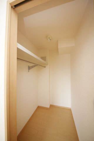 収納　別部屋反転間取の写真となります。