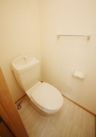 トイレ　別部屋反転間取の写真となります。