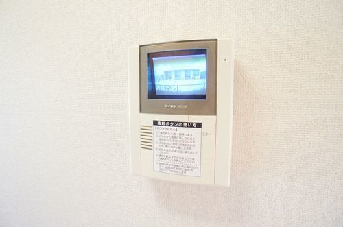 セキュリティ　カラーモニター付きドアホンで、来訪者の顔と声を確認できます