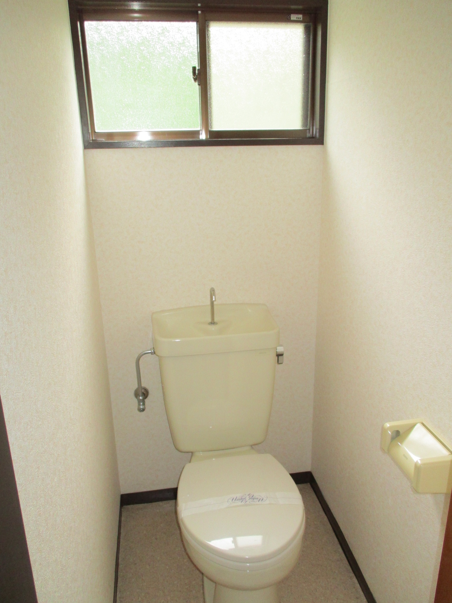 トイレ　温水洗浄便座設置します。