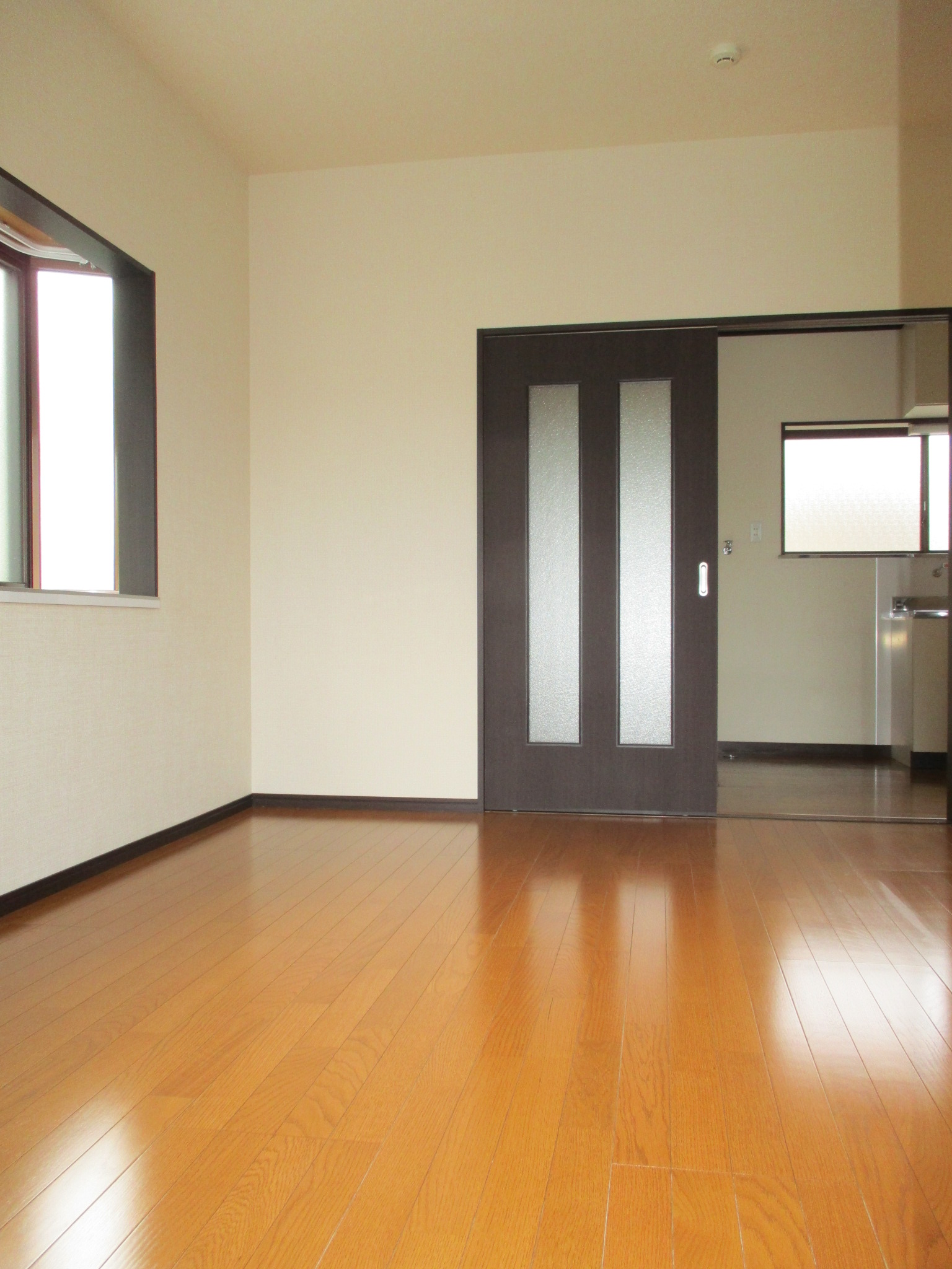 居室・リビング　フローリング、クロス、建具、新規入替済みです。