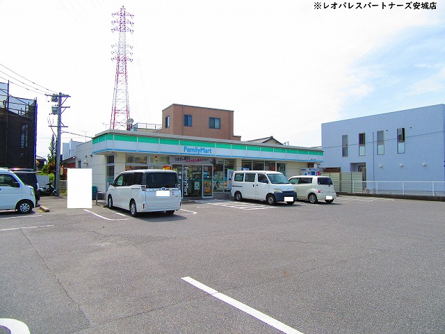 コンビニ　ファミリーマート岡崎日名本町店（コンビニ）まで432m