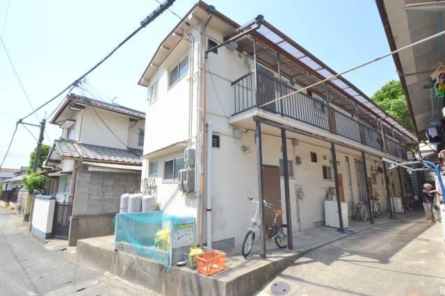 岡山市北区三門中町のアパートの建物外観